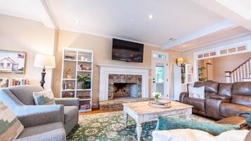 Televisor, llar de foc i llibres