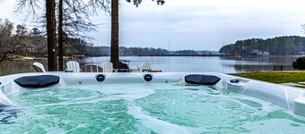 Lovely Lake Escape on Lake Oconee with game room, hot tub and fire pit