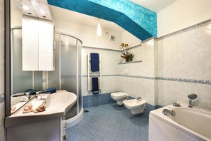 Dusche, Whirlpool, Haartrockner, Bidet
