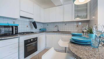 Frigorifero, microonde, forno, piano cottura