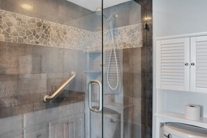Combined shower/bathtub, hair dryer, towels - Gulf Shores 609: Sixth Floor Beach View 2 Bedroom 2 Bathroom Condo (Port Aransas)