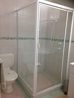 Kombinert dusj/badekar, hårføner, håndklær og såpe