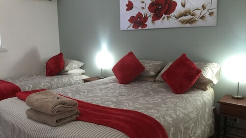The Nosh & Nod (Great Rates & Superb Main Street Location)