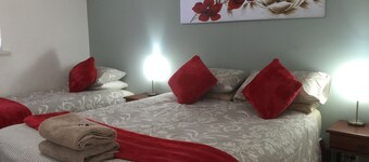 The Nosh & Nod (Great Rates & Superb Main Street Location)