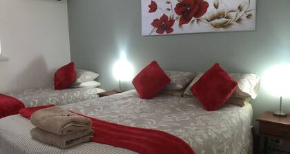 The Nosh & Nod (Great Rates & Superb Main Street Location)