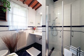 Tina con regadera, amenidades de baño ecológicas, secadora de cabello 