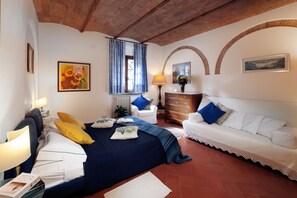 2 habitaciones, escritorio y tabla de planchar con plancha 
