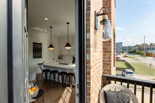 Downtown Comfort | Walkable to Geodis Park!