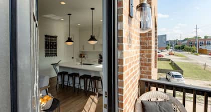 Downtown Comfort | Walkable to Geodis Park!