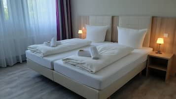 Twin Room | Desk, laptop workspace, blackout drapes, free WiFi