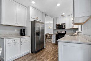 Een koelkast, een microgolfoven, een oven, een kookplaat