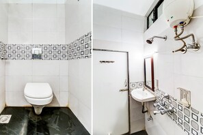 Standaard tweepersoonskamer | Badkamer | Een douche, gratis toiletartikelen, handdoeken