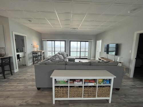 Penthouse - Oceanfront with Pool at Regency Towers