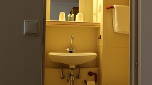 Chambre Double Standard | Salle de bain | Douche, serviettes fournies
