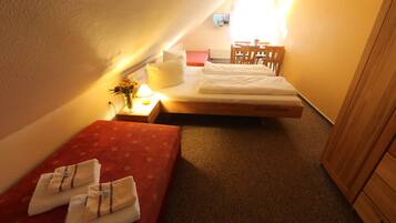 Basic-Zimmer, Gemeinschaftsbad | Schreibtisch