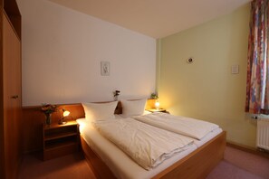 Doppia Standard | Una scrivania