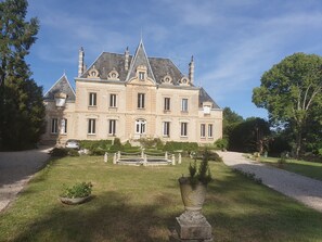 Exterior - Near Vezelay and the Morvan lakes, in the peace and quiet of the Château's grounds (Amazy)