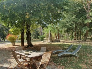 Outdoor dining - Near Vezelay and the Morvan lakes, in the peace and quiet of the Château's grounds (Amazy)