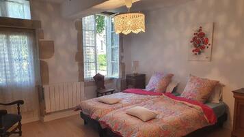 4 habitaciones, tabla de planchar con plancha, wifi y ropa de cama