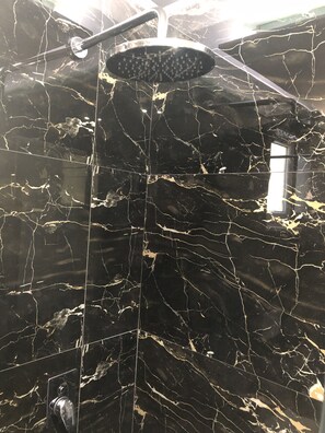 Studio, uitzicht op zee | Badkamer | Een bad/douchecombinatie, een regendouche, een haardroger, handdoeken
