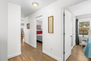 3 عدّة غرف نوم ومكواة/لوح كي وخدمة الإنترنت وملاءات أسرّة