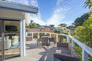 Outdoor dining - Isabella: Beautifully Remodeled Home Two Blocks from Carmel Beach (Carmel)