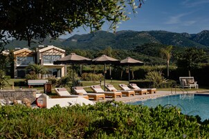 Sesongbasert utendørsbasseng, bassengparasoller og solsenger