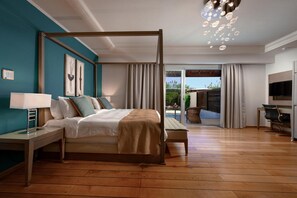 Premium Suite with Private Pool | Dundyner, minibar, safe på rommet og skrivebord