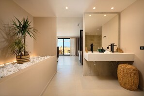Premium Suite Upper Floor | Bathroom | Separate tub and shower, jetted tub, rainfall showerhead