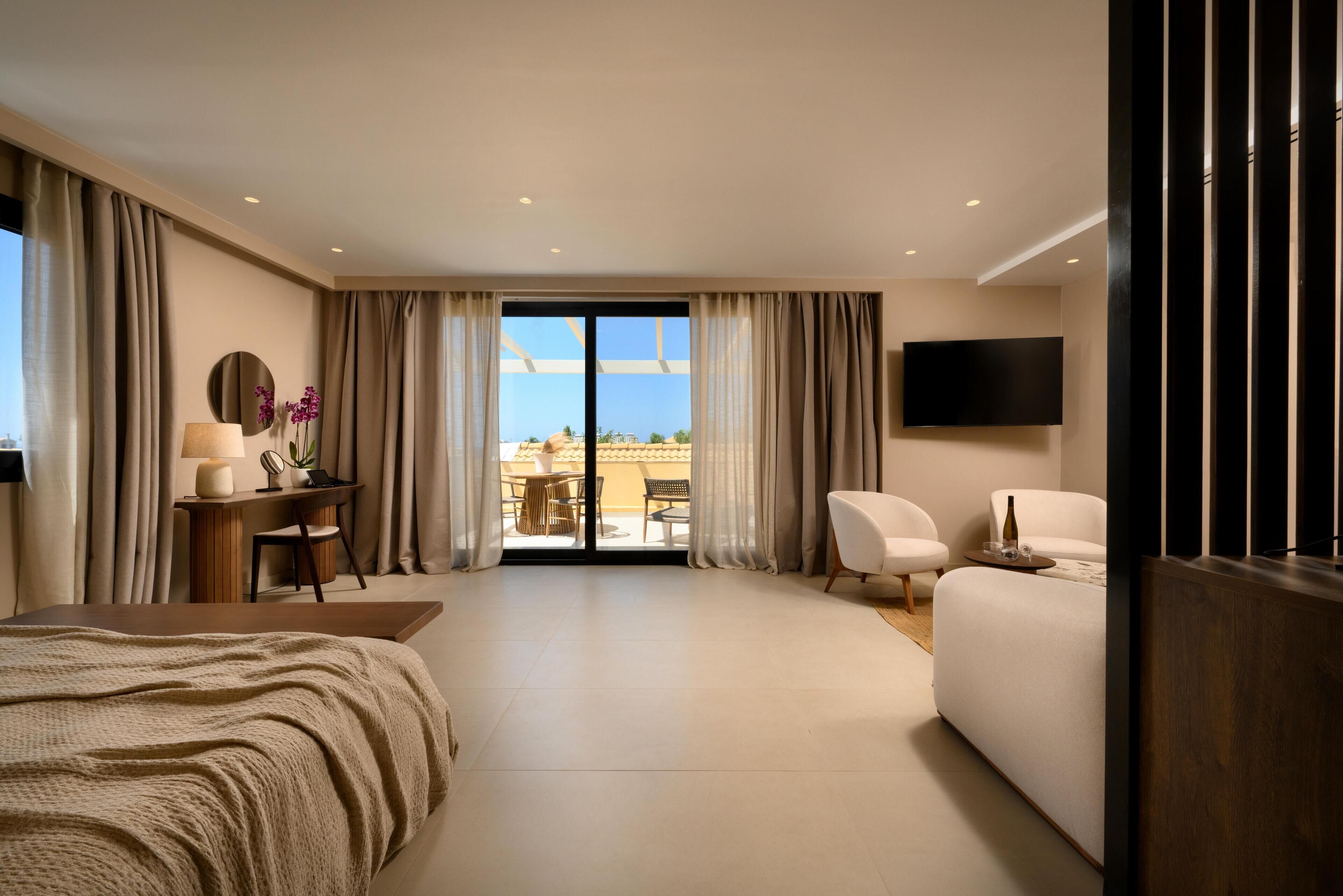 ألحفة محشوة بالريش وميني بار وخزنة داخل الغرفة ومكتب