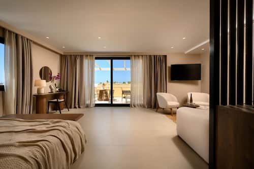 Habitació superior | Cobrellits, minibar, caixa forta a l'habitació i escriptori