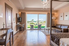 羽绒被、迷你吧、客房内保险箱、办公桌