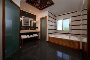 Separate tub and shower, jetted tub, rainfall showerhead - Restia (Corfu)