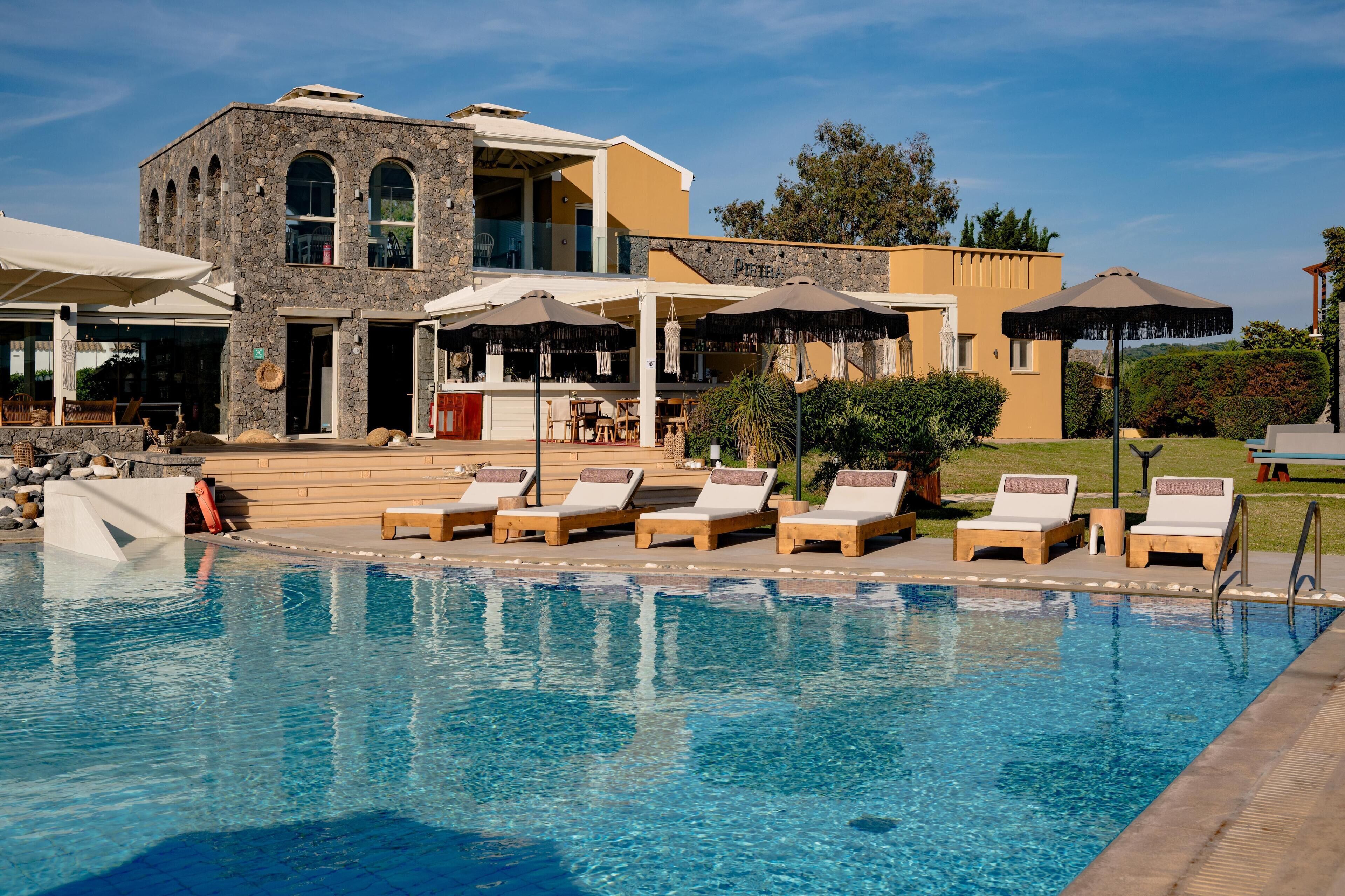 حمّام سباحة خارجي موسمي، مظلات على حمّام السباحة، مقاعد للتشمس