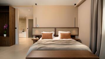 Una habitación de hotel moderna con una cama de madera, una mesita de noche y vistas al baño.