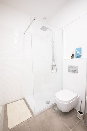 アパートメント (Two bedroom apartment) | バスルーム | シャワー、タオル、シャンプー