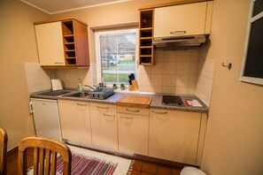 Apartament (Apartment) | Cuina privada | Frigorífic, placa de cuina i utensilis de cuina, vaixella i coberteria