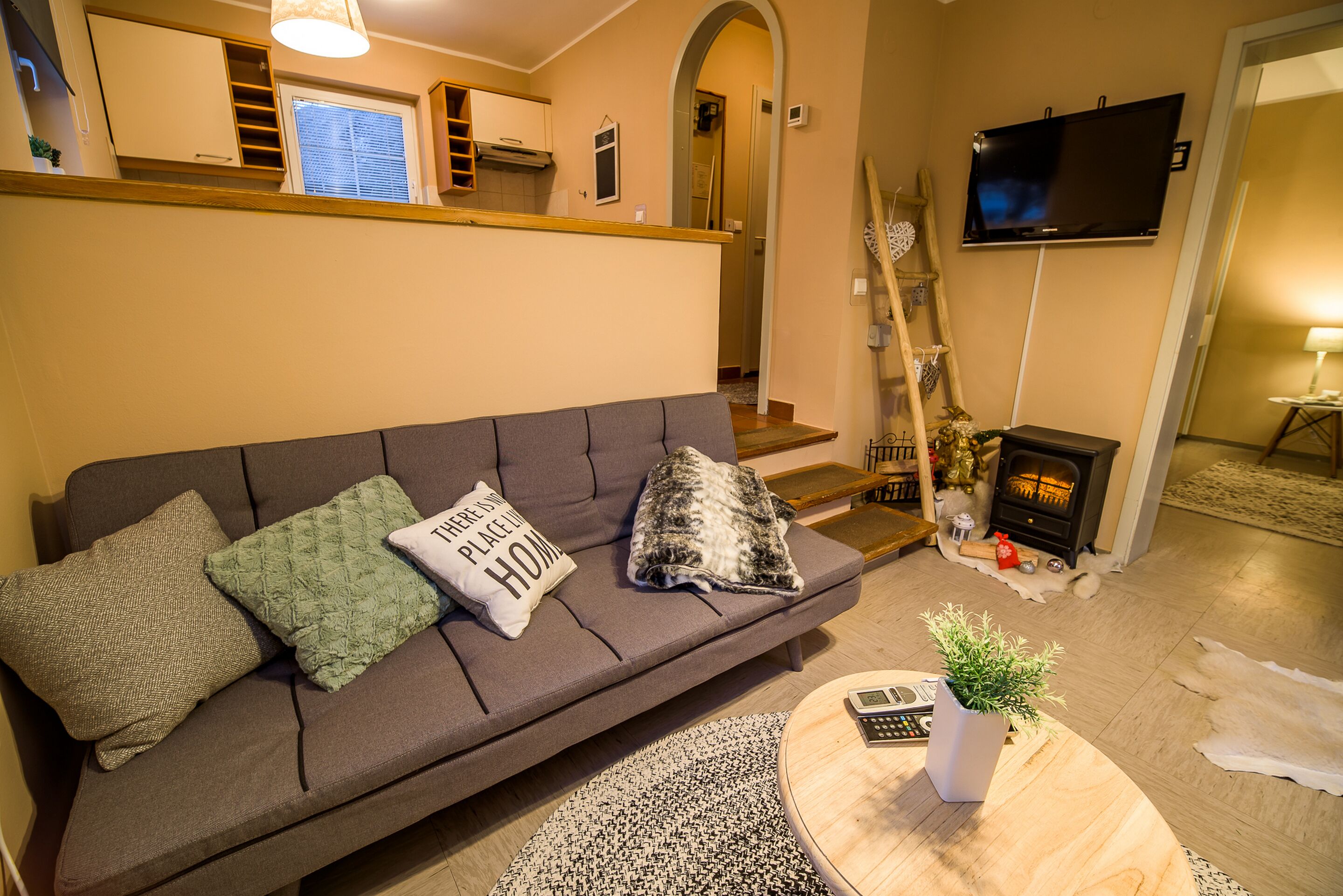 Apartemen (Apartment) | Ruang keluarga | TV