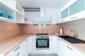 Apartment (Three Bedroom Apartment) | Dapur peribadi | Peti sejuk, alat memasak/pinggan mangkuk/perkakas dapur 