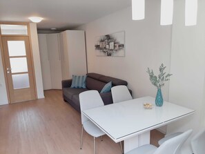 Căn hộ (One Bedroom Apartment) | Khu phòng khách | TV 