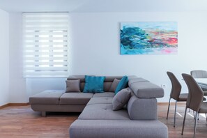 Căn hộ (Three Bedroom Apartment) | Khu phòng khách | TV 