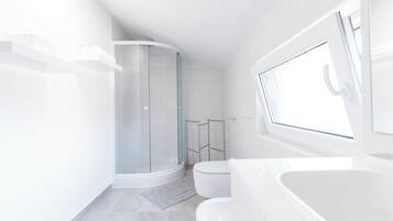 Apartemen (Three Bedroom Apartment) | Kamar mandi | Shower, pengering rambut, dan handuk