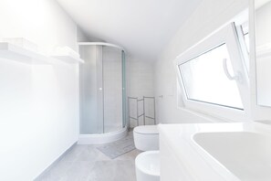 Departamento (Three Bedroom Apartment) | Baño | Regadera, secadora de cabello, toallas