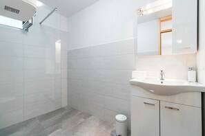 Apartment (One Bedroom Apartment) | Bathroom | Shower, hair dryer, towels - Apartments Amavi (Izola)
