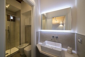Dusche, Haartrockner, Bidet, Handtücher