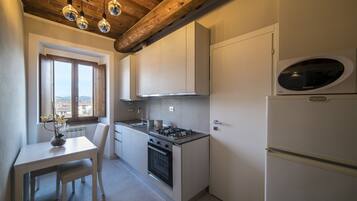 Frigorifero, microonde, forno, piano cottura