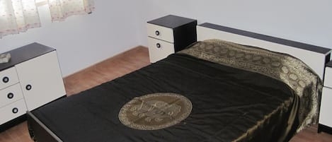 4 bedrooms, iron/ironing board, travel cot, WiFi