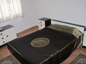 4 habitaciones, tabla de planchar con plancha, cuna de viaje y wifi