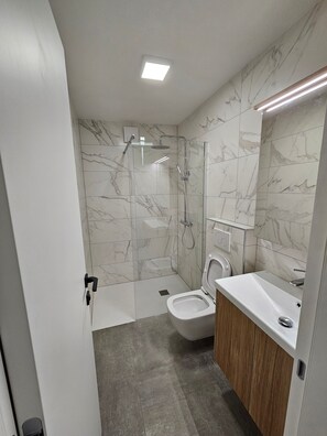 Apartment (One Bedroom Apartment) | Badezimmer | Dusche, Haartrockner, Handtücher, Seife