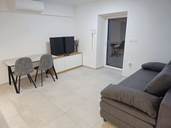 Apartment (One Bedroom Apartment) | Living area